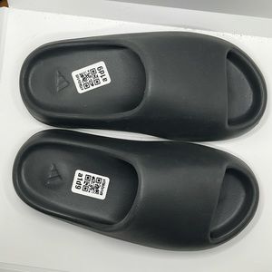 Brand New Yeezy ‘Onyx’ Slides Size 8
